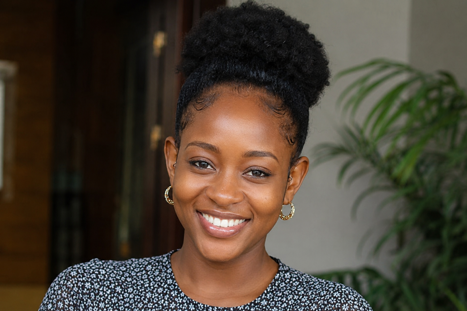 Nigerian woman with healthy full edges